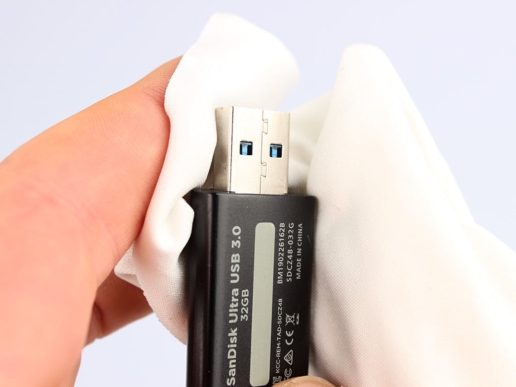 Verunreinigungen am USB-Port beseitigen